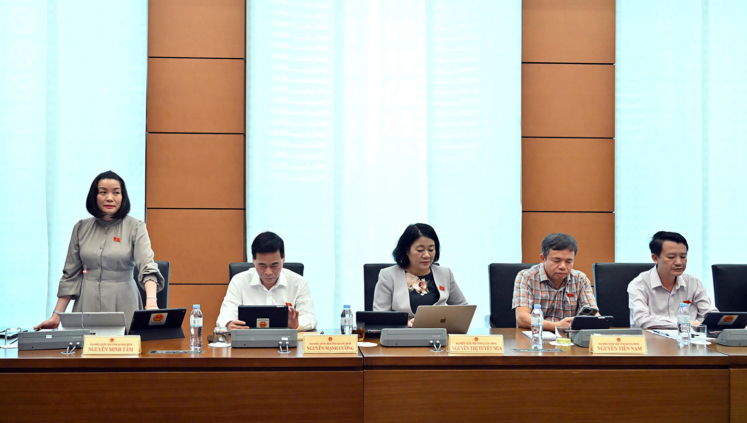 Đại biểu Quốc hội thảo luận tại tổ về các dự án luật