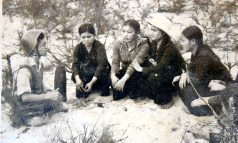 Ông cha ta đánh giặc: Nữ dân quân phục kích hạ máy bay địch