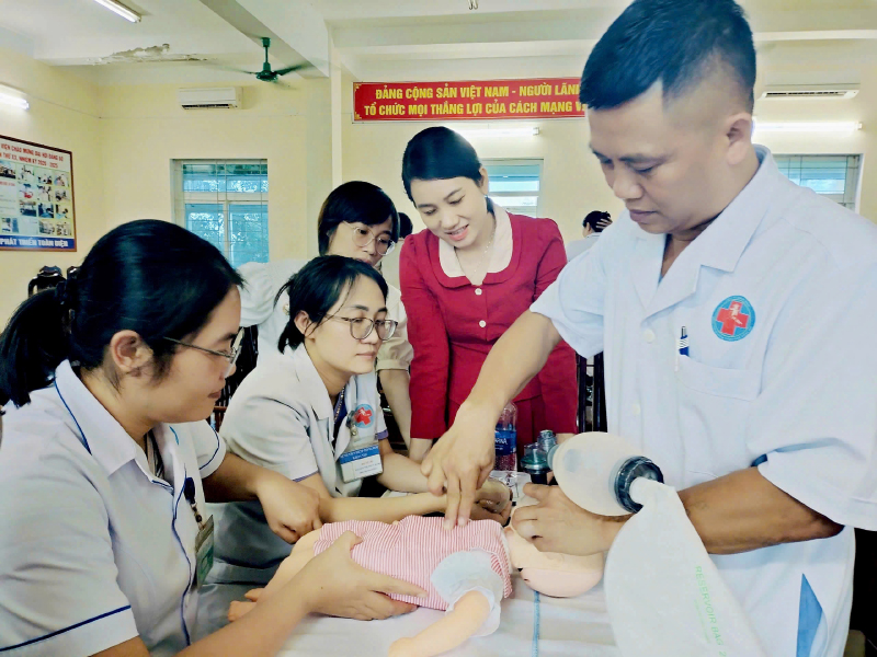 Hỗ trợ đào tạo tuyến dưới về hồi sức sơ sinh và cấp cứu nhi khoa