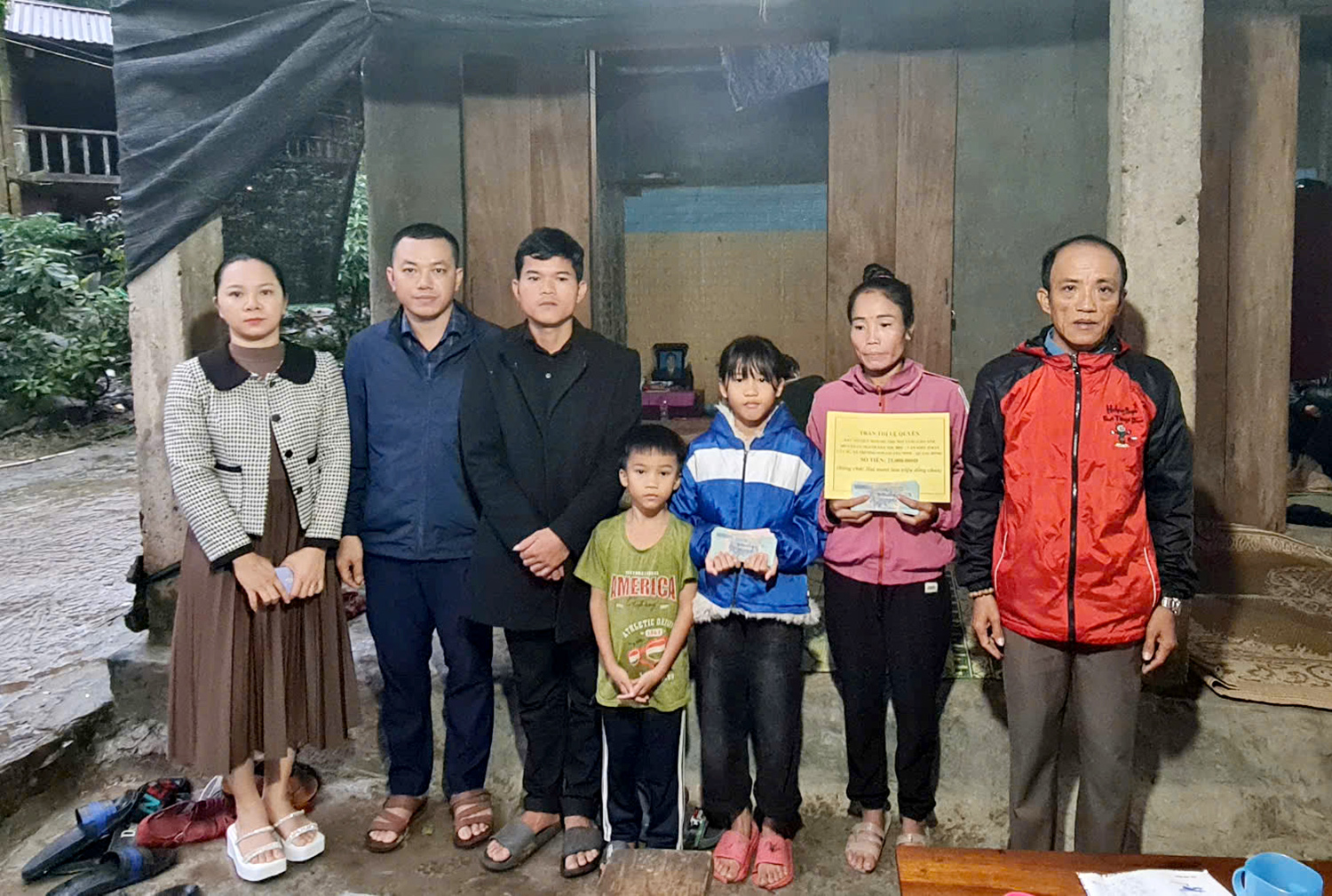 Trao tiền hỗ trợ cho gia đình anh Hồ Văn Cư ở xã Trường Sơn