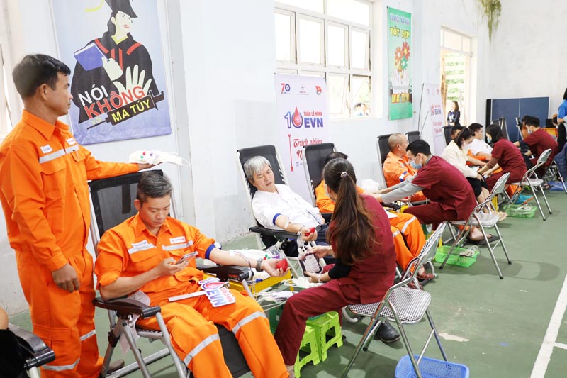 Các "chiến sỹ áo cam" tham gia hiến tặng 144 đơn vị máu tình nguyện