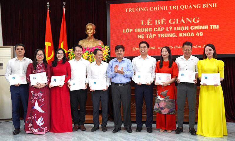 Bế giảng lớp trung cấp lý luận chính trị hệ tập trung, khóa 49