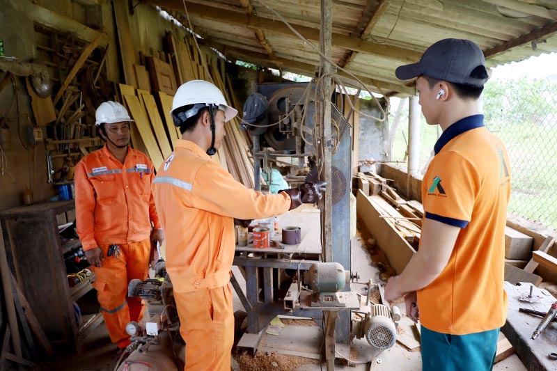 Đồng hành cùng khách hàng sử dụng điện an toàn, tiết kiệm