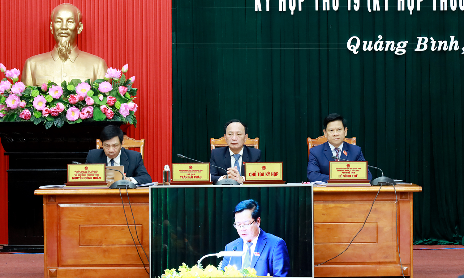 Nghe các báo cáo thẩm tra và tiến hành thảo luận