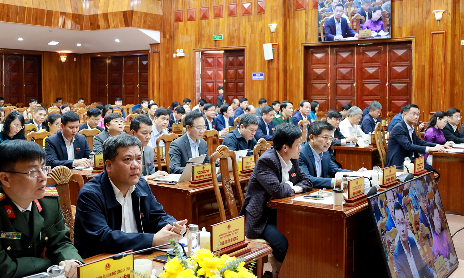 Thảo luận, chất vấn nhiều vấn đề cử tri quan tâm