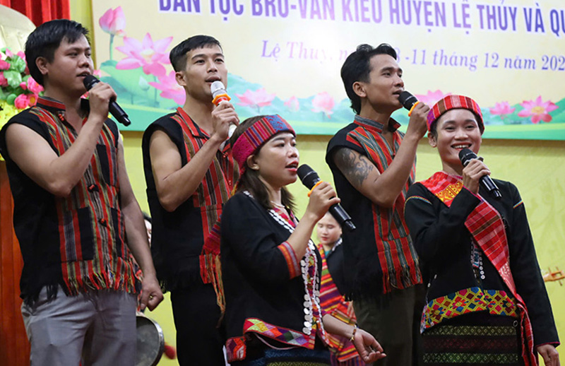 Truyền dạy các loại hình văn hóa phi vật thể cho đồng bào Bru-Vân Kiều