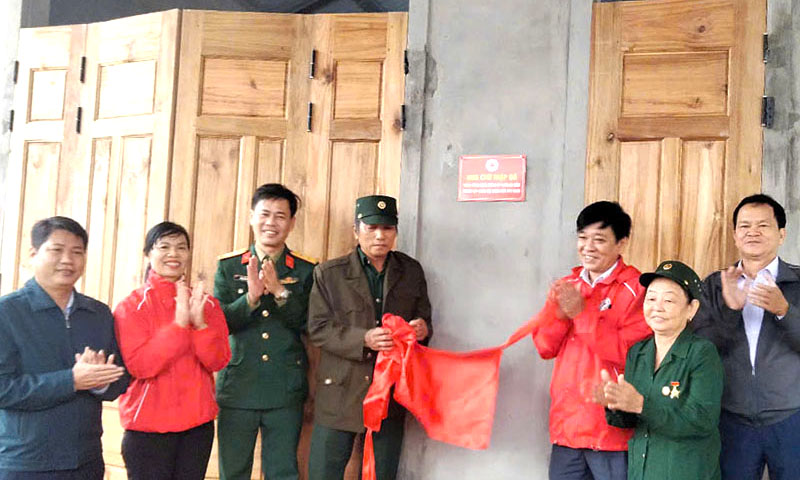 Bàn giao nhà Chữ thập đỏ cho gia đình chính sách