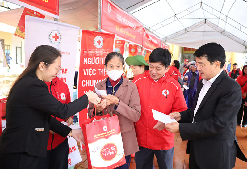 "Tết nhân ái đến với bà con vùng lũ"