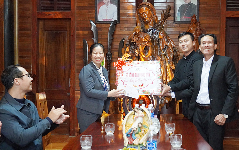 Thăm, chúc mừng bà con giáo dân nhân dịp lễ Giáng sinh