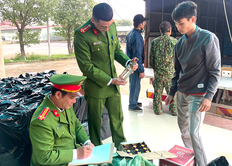 Bắt giữ vụ vận chuyển gần 1.600 chai rượu nhập lậu