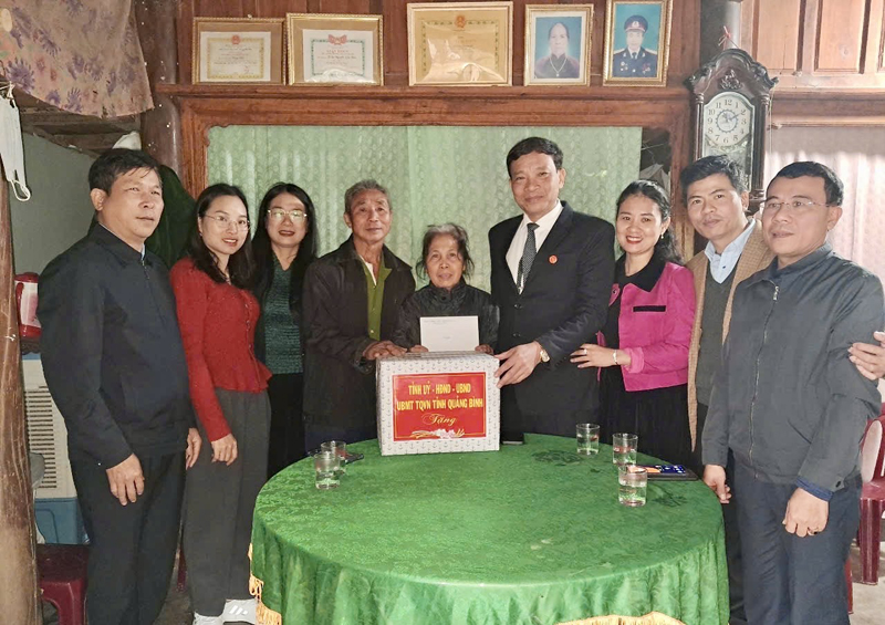 Thăm, tặng quà gia đình người có công với cách mạng