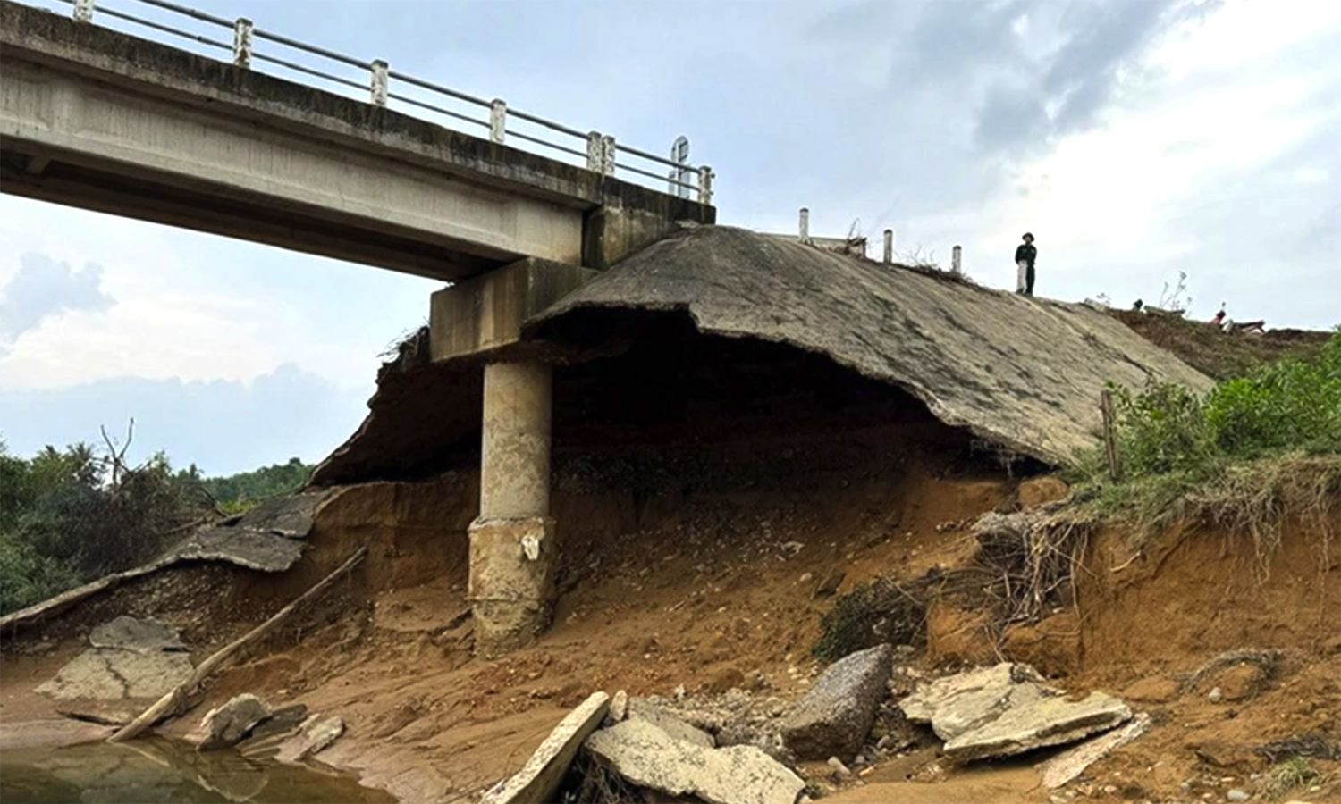 Công bố tình huống khẩn cấp về thiên tai để khắc phục hư hỏng cầu bản Cồn Cùng