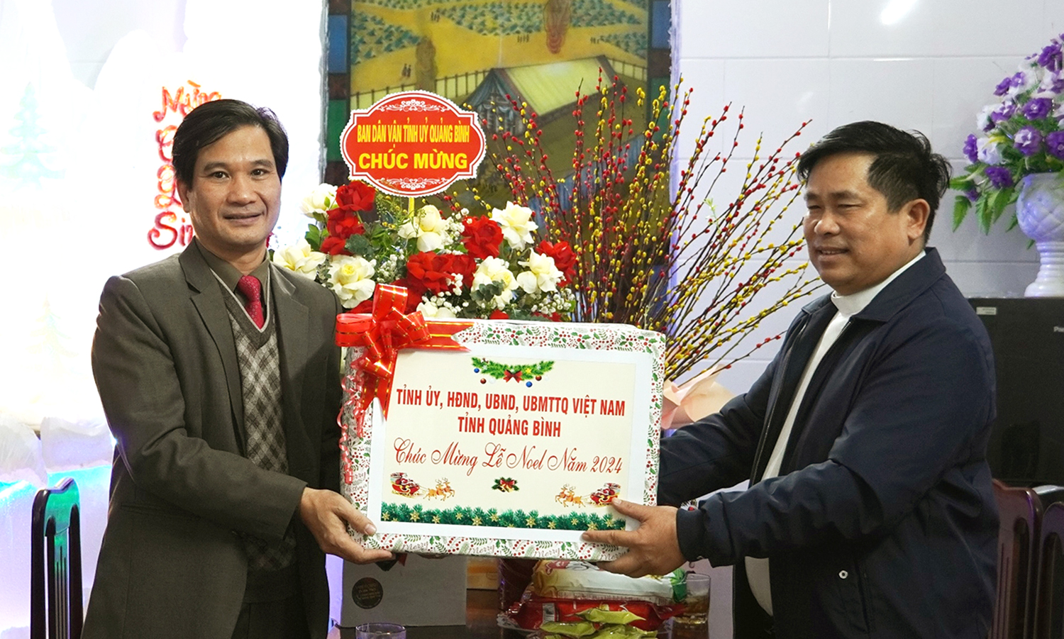 Thăm, chúc mừng bà con giáo dân nhân dịp lễ Giáng sinh