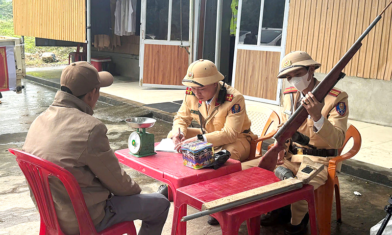 Người dân tự giác giao nộp nhiều vũ khí tự chế và pháo