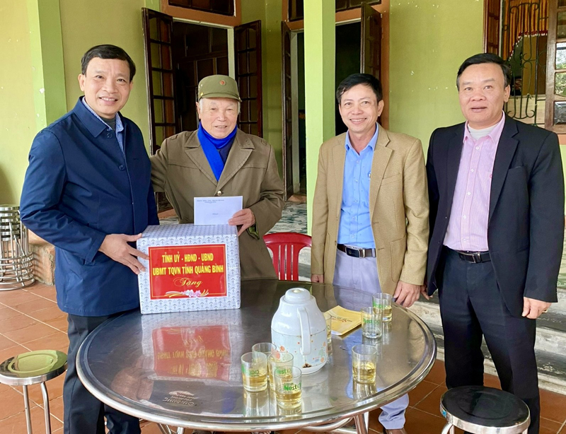 Thăm gia đình người có công với cách mạng