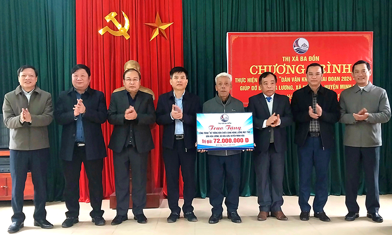 Thị ủy Ba Đồn: Trao tặng "Hệ thống đèn chiếu sáng năng lượng mặt trời" cho bản Hóa Lương