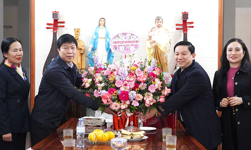 Thăm, chúc mừng bà con giáo dân nhân dịp lễ Giáng sinh 2024