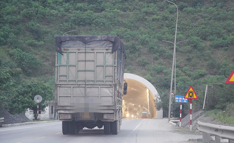 Xe có dấu hiệu quá khổ, quá tải hoạt động rầm rộ ở Hòn La