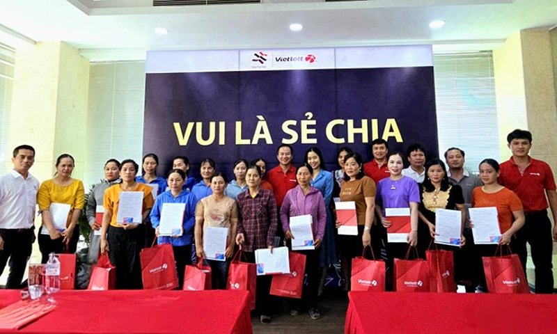 Quỹ Tâm Tài Việt và Vietlott tặng thẻ bảo hiểm sức khỏe cho người phân phối vé số