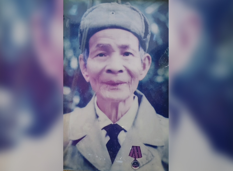 "Bụi trường chinh phai bạc áo hào hoa"