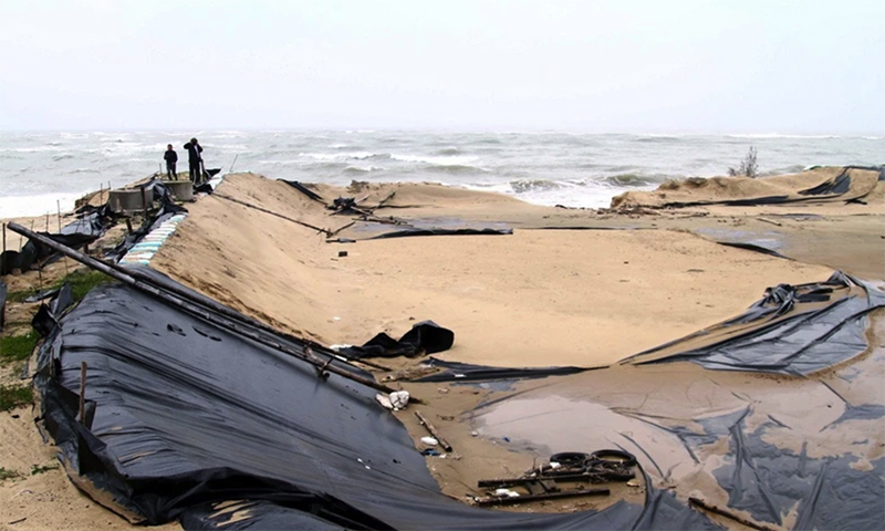 Bờ biển bị xâm thực, sạt lở khiến người dân bất an