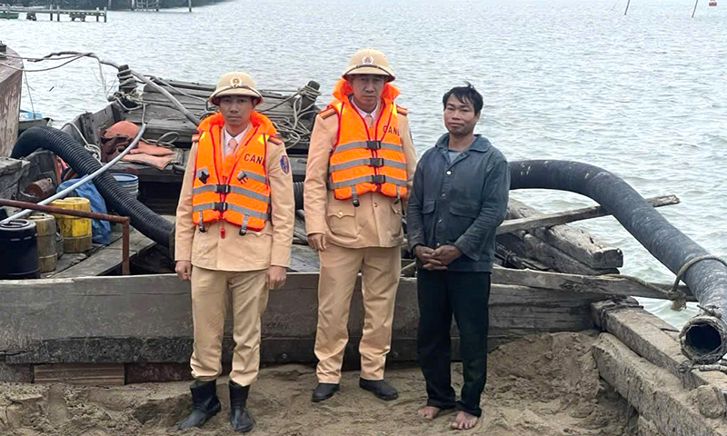 Bắt giữ thuyền vận chuyển cát trái phép