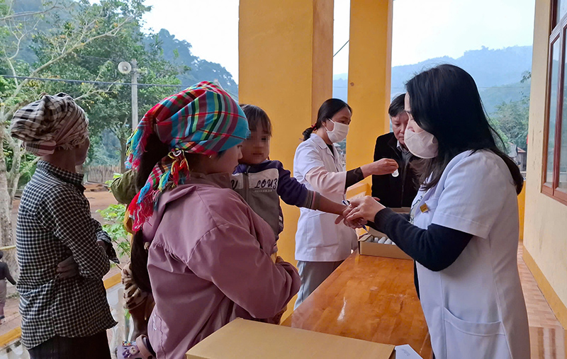 Khám, cấp thuốc chống dịch bệnh ghẻ tại xã Thượng Trạch