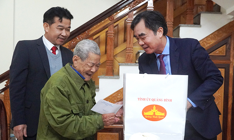 Đồng chí Trưởng ban Nội chính Tỉnh ủy thăm, tặng quà đảng viên lão thành