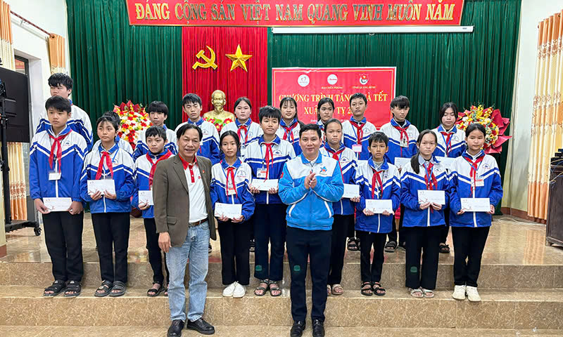 Trao tặng 300 suất quà Tết cho học sinh hoàn cảnh khó khăn