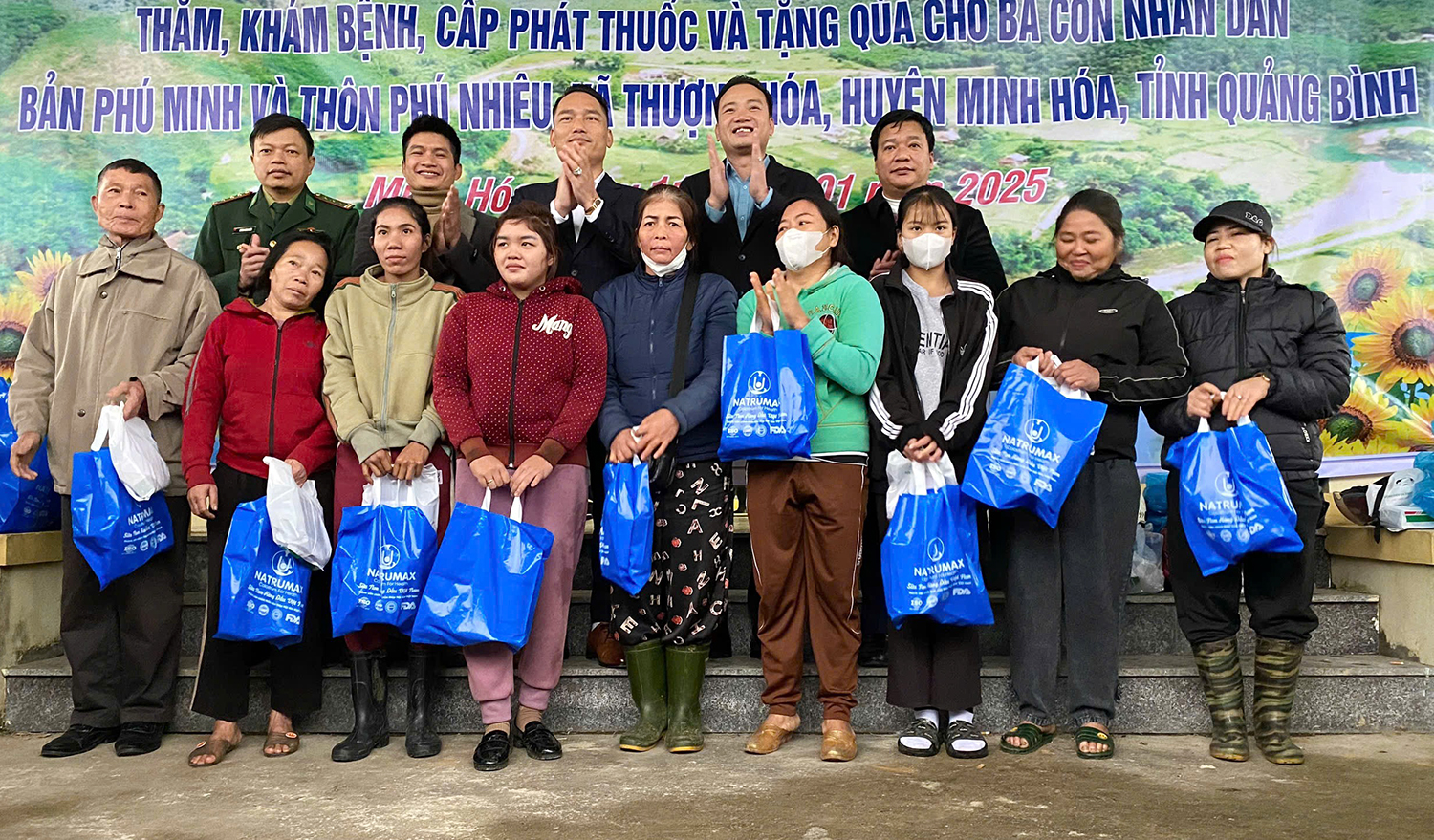 Khám bệnh, cấp phát thuốc và tặng quà cho người dân xã Thượng Hóa