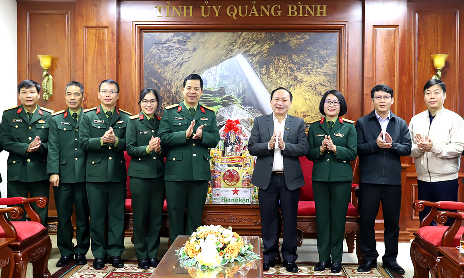 Bộ Tư lệnh Binh đoàn 15 thăm, chúc Tết Đảng bộ, nhân dân Quảng Bình