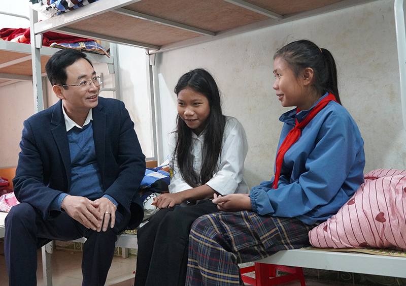 Thăm, động viên giáo viên và học sinh vùng khó dịp Tết
