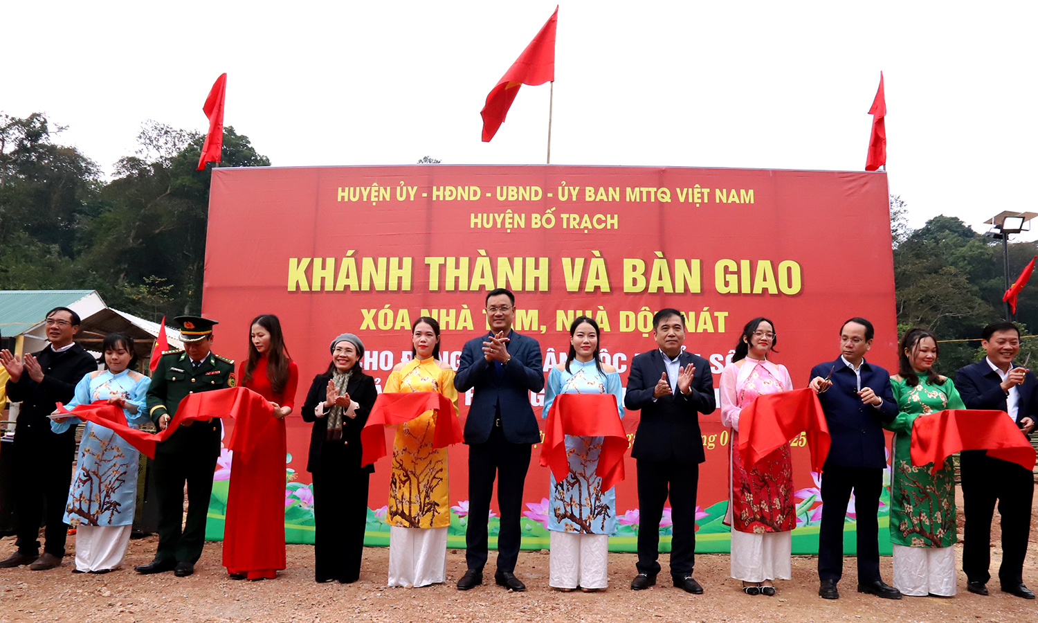 Đồng chí Bí thư Tỉnh ủy tham dự chương trình "Xuân Biên phòng-Ấm lòng dân bản" Tết Ất Tỵ 2025