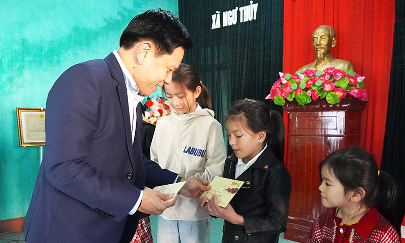 Lãnh đạo tỉnh thăm, tặng quà Tết học sinh nghèo ở xã Ngư Thủy