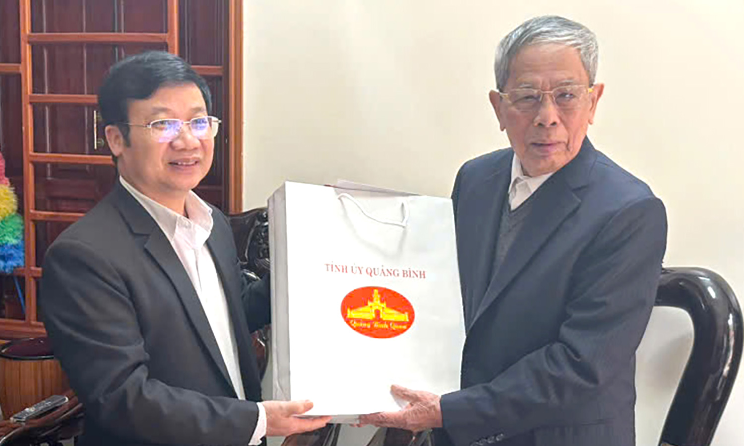 Lãnh đạo tỉnh thăm, chúc Tết các đồng chí nguyên lãnh đạo tỉnh và gia đình chính sách