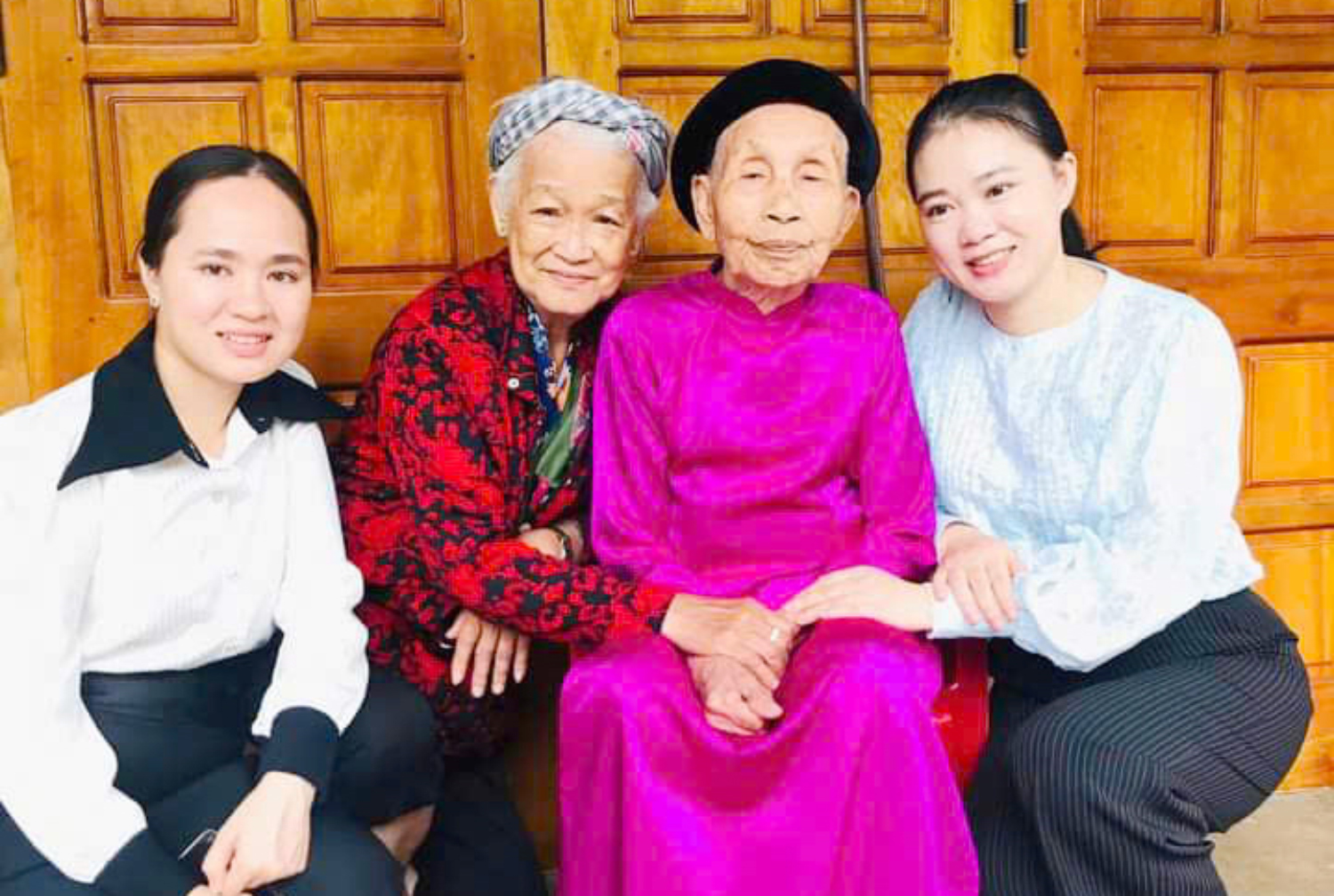 Nữ họa sĩ già và hành trình tri ân Mẹ Việt Nam anh hùng