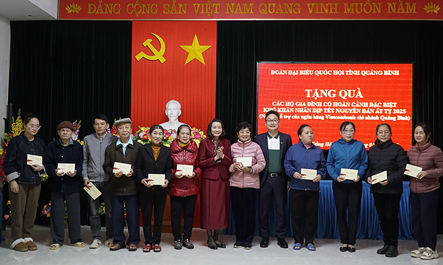 Đoàn ĐBQH tỉnh thăm, tặng quà Tết cho các gia đình chính sách