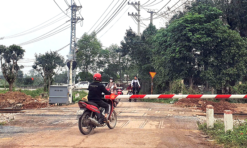 Đóng gần 20 lối đi tự mở qua đường sắt