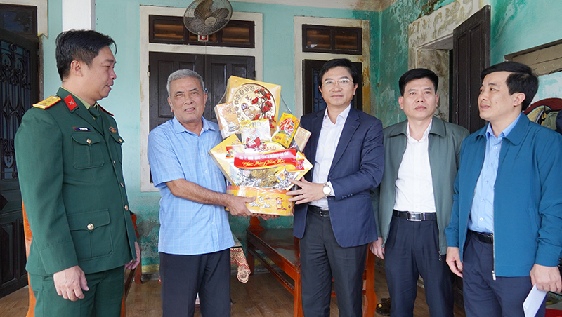 Đồng chí Bí thư Thị ủy Ba Đồn thăm, tặng quà Mái ấm Hy vọng Vincente và gia đình chính sách