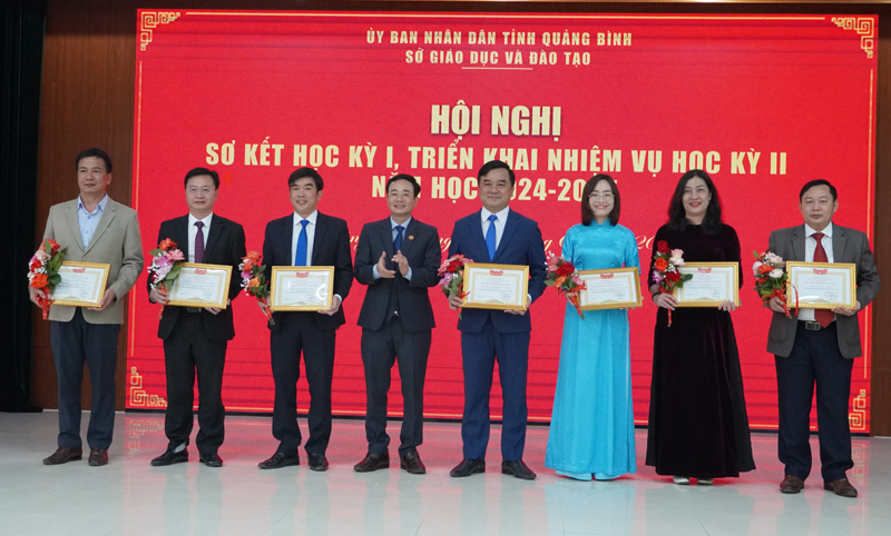 Sở Giáo dục-Đào tạo được tặng cờ dẫn đầu phong trào thi đua