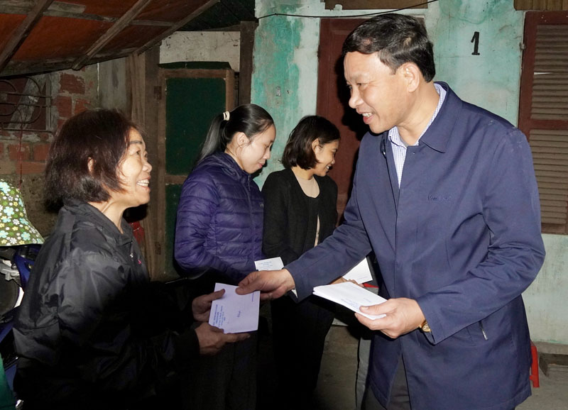 Trao quà Tết cho bệnh nhân chạy thận nhân tạo