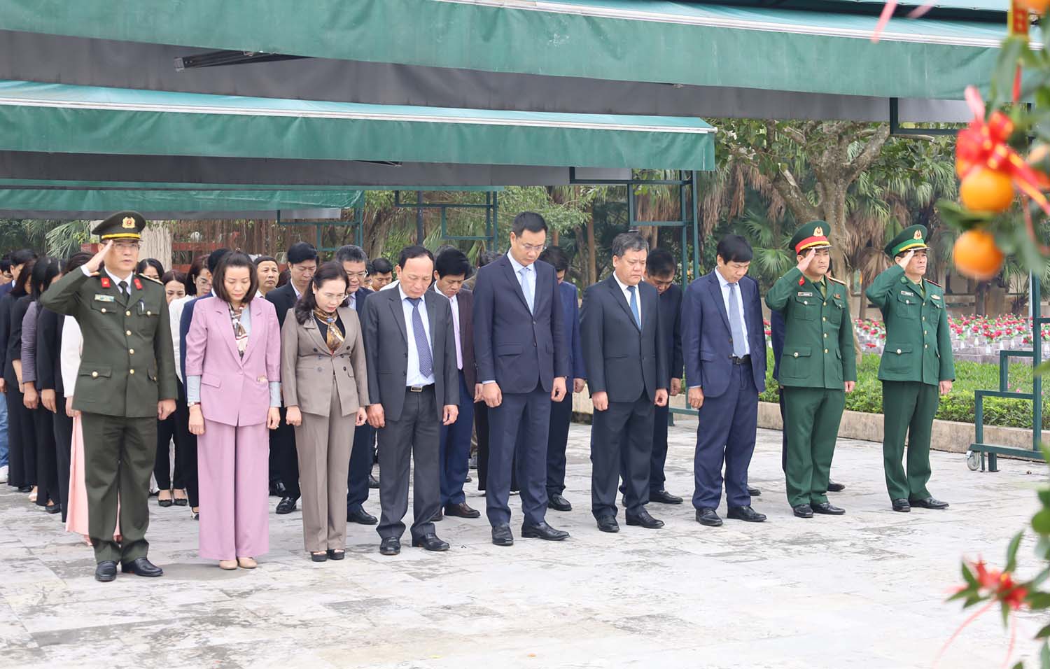 Dâng hương tưởng nhớ Chủ tịch Hồ Chí Minh và các anh hùng liệt sĩ