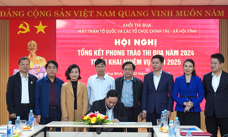 Tiếp tục đẩy mạnh các phong trào thi đua yêu nước