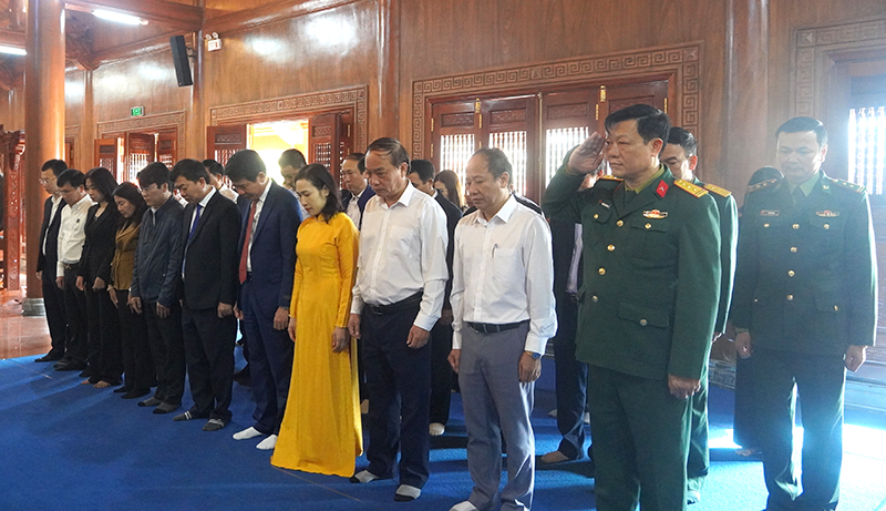 TP. Đồng Hới: Dâng hoa, dâng hương tưởng nhớ Chủ tịch Hồ Chí Minh và viếng các anh hùng liệt sỹ