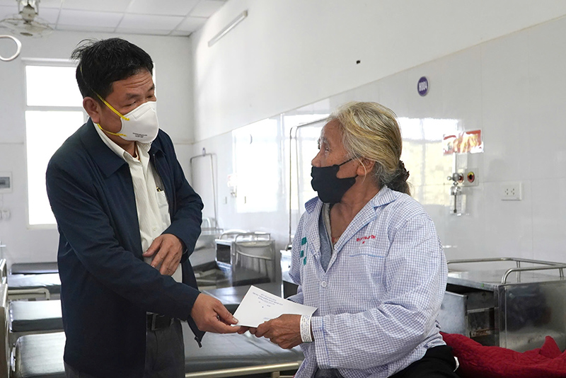 Động viên bệnh nhân lao có hoàn cảnh khó khăn