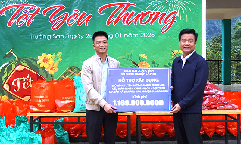 Trao quà Tết cho đồng bào bản Trung Sơn