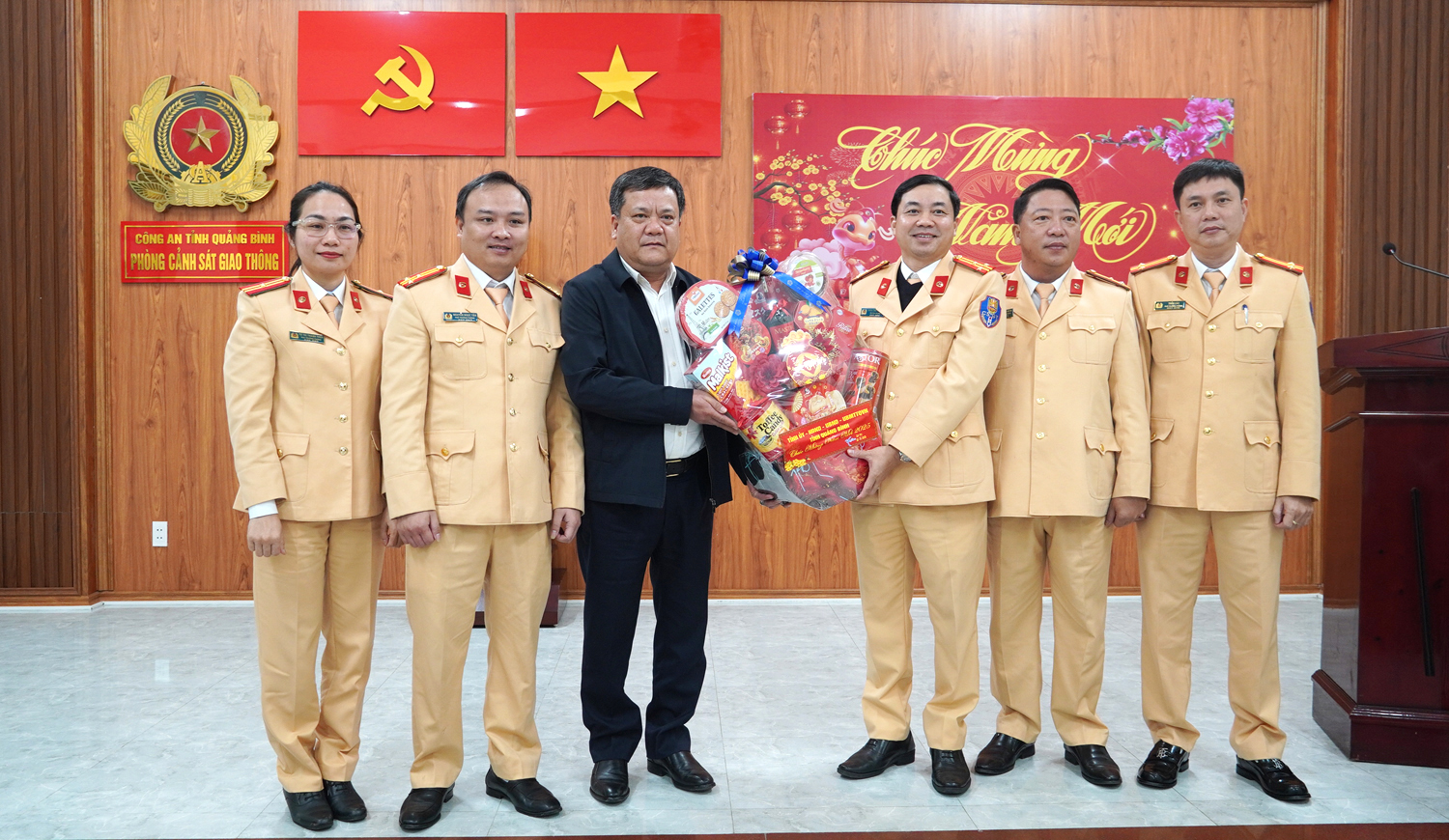 Lãnh đạo tỉnh thăm, tặng quà các đơn vị làm nhiệm vụ trong đêm giao thừa