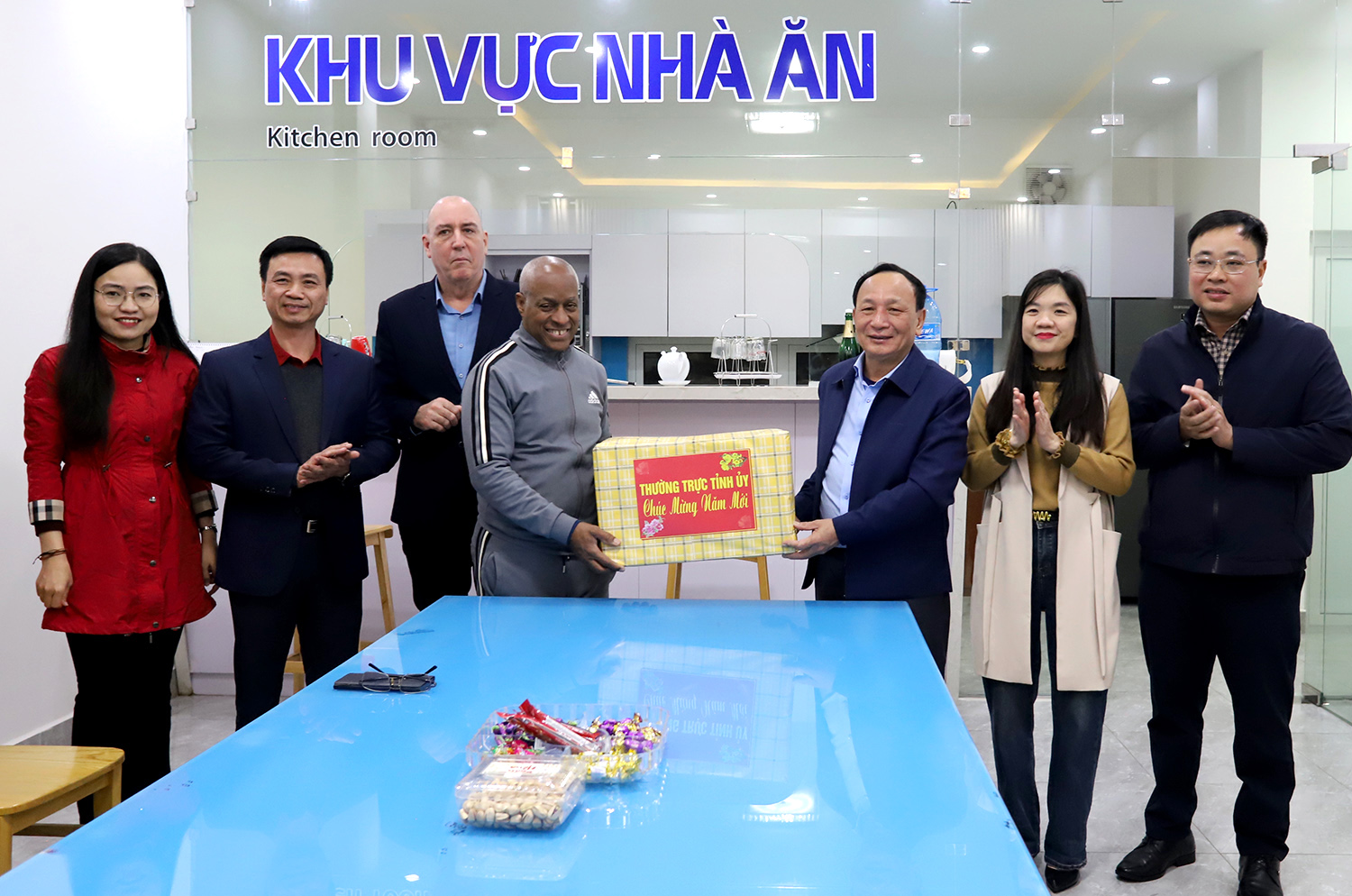 Đồng chí Phó Bí thư Thường trực Tỉnh ủy thăm, chúc Tết các đơn vị làm nhiệm vụ trong đêm giao thừa