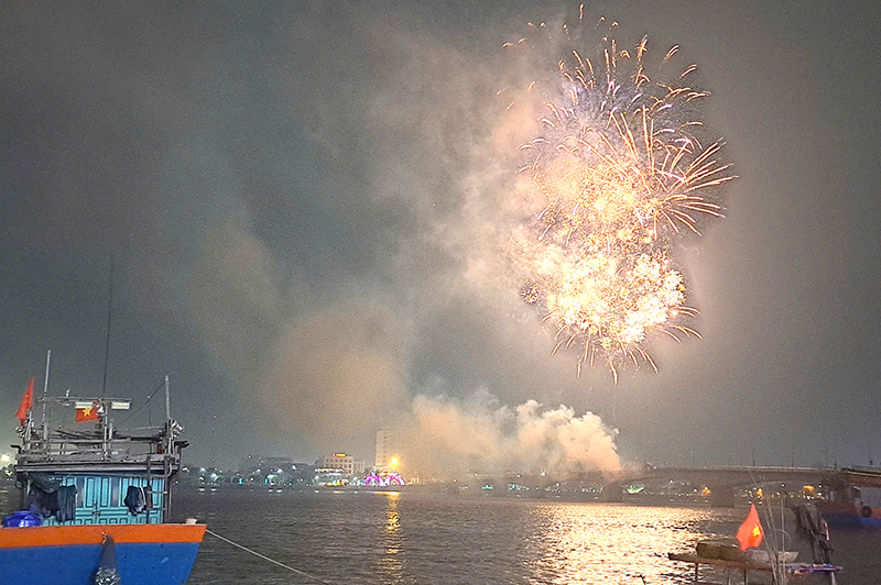 TP. Đồng Hới: Rực rỡ pháo hoa chào năm mới Ất Tỵ 2025