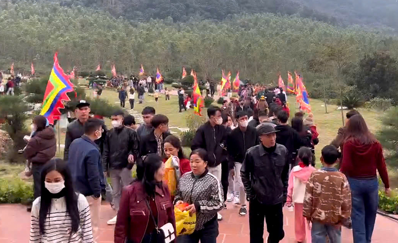 Điểm du lịch Đền Thánh Mẫu Liễu Hạnh hút khách đầu năm